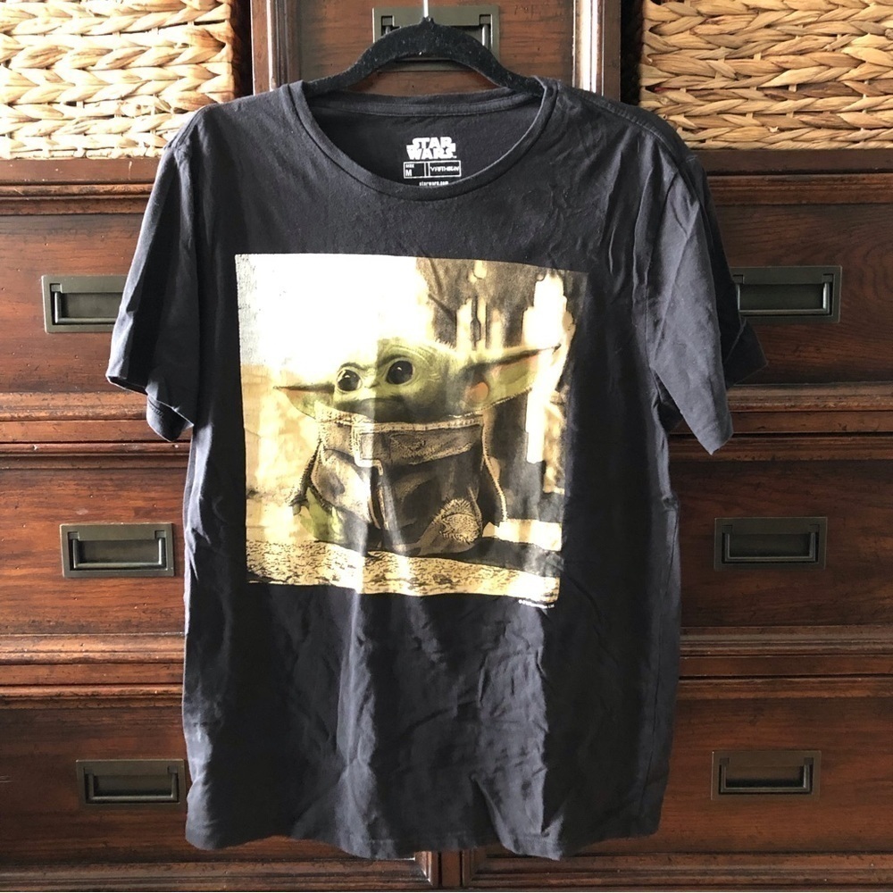 Star Wars baby Yoda Gorgu short sleeve graphic tee in size M